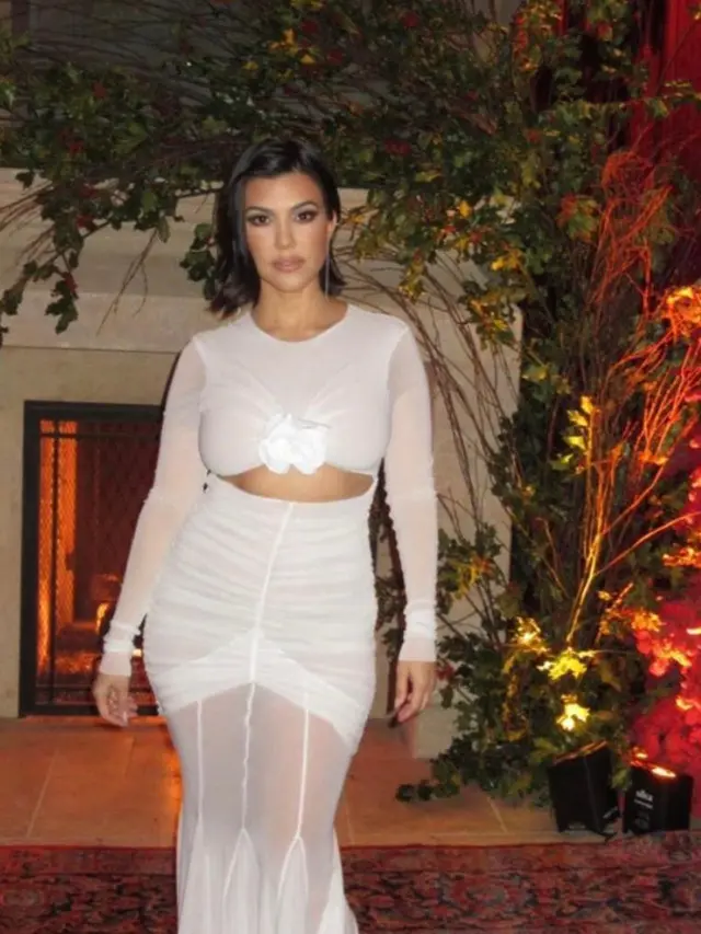 8 Potret Glamor Keluarga Kardashian-Jenner Rayakan Natal dengan Pesta Mewah dan Penampilan Sia