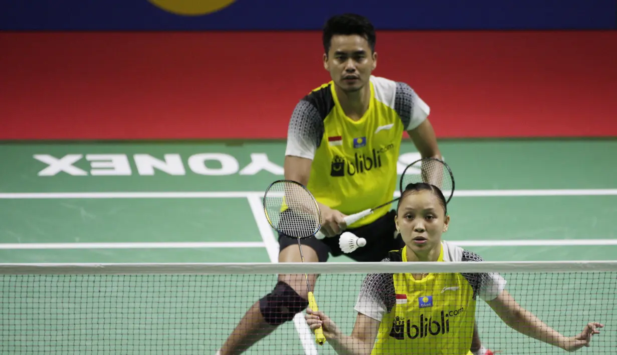 Ganda campuran Indonesia, Tontowi Ahmad / Winny Kandow
, usai dikalahkan Chan Peng Soon / Goh Liu Ying, pada Indonesia Open 2019 di Istora Senayan, Jumat (19/7). Tontowi / Winny kalah 11-21, 21-14 dan 14-21. (Bola.com/Vitalis Yogi Trisna)