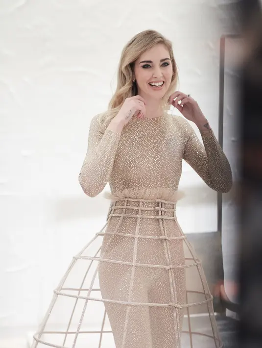 Chiara Ferragni jadi host festival musik Sanremo ke-73 di Italia dengan 4 gaun Dior haute couture. [dior]