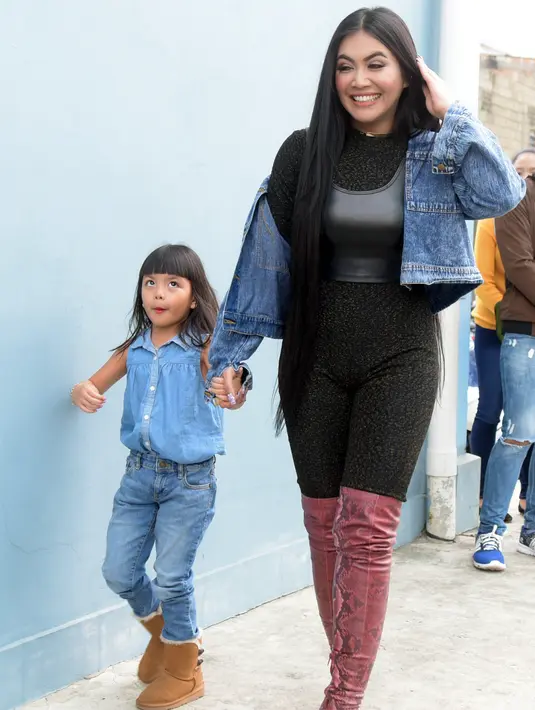 "Mama saya komentar juga karena diwawancara, diminta komentarnya. Kalau nggak pun, mama saya tahu, selalu tahu. Kayak kemaren pas lihat videoklipnya, ya sebagaimana mama saya," paparnya. (Nurwahyunan/Bintang.com)