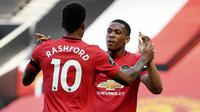 Penyerang Manchester United, Anthony Martial, melakukan selebrasi usai membobol gawang Sheffield United pada laga Premier League di Stadion Old Trafford, Rabu (24/6/2020). Manchester United menang dengan skor 3-0. (AP/Michael Regan)