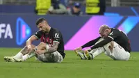 Kekalahan dari Inter Milan menyisakan kesedihan di wajah para pemain AC Milan. Impian mereka lolos ke final untuk kali pertama dalam 16 tahun harus sirna. (AP Photo/Antonio Calanni)