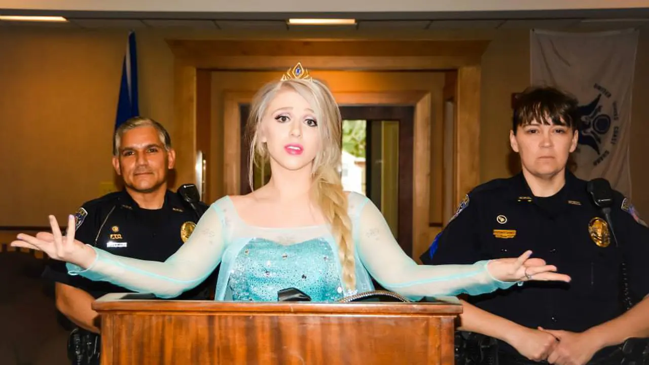 Dituduh Sebarkan Cuaca Dingin, Elsa Frozen `Ditangkap` Polisi