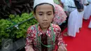 Seorang anak yatim terlihat berdoa usai mengambil air wudhu, Jakarta, Kamis (18/6/2015). Jokowi mengundang 400 anak yatim dari 12 panti asuhan yang ada di Jabodetabek untuk berbuka puasa bersama di Isatana Negara (Liputan6.com/Faizal Fanani)