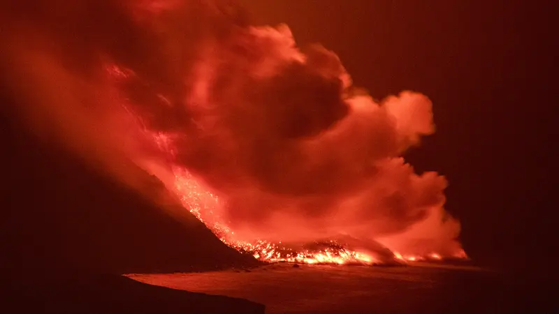 Lava dari Gunung Cumbre Vieja Spanyol Capai Laut