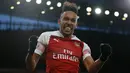 Striker Arsenal, Pierre-Emerick Aubameyang berselebrasi usai mencetak gol ke gawang Manchester United selama pertandingan lanjutan Liga Inggris di Stadion Emirates di London (10/3). Arsenal menang 2-0 atas MU. (AFP Photo/Ian Kington)