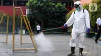 Petugas PMI melakukan penyemprotan disinfektan di SDN 1 Tangerang, Kota Tangerang, Banten, Rabu (3/6/2020). Kemendikbud menggodok aturan kegiatan belajar mengajar selama masa pandemi virus corona COVID-19 menyusul rencana penerapan new normal di sejumlah wilayah. (Liputan6.com/Angga Yuniar)