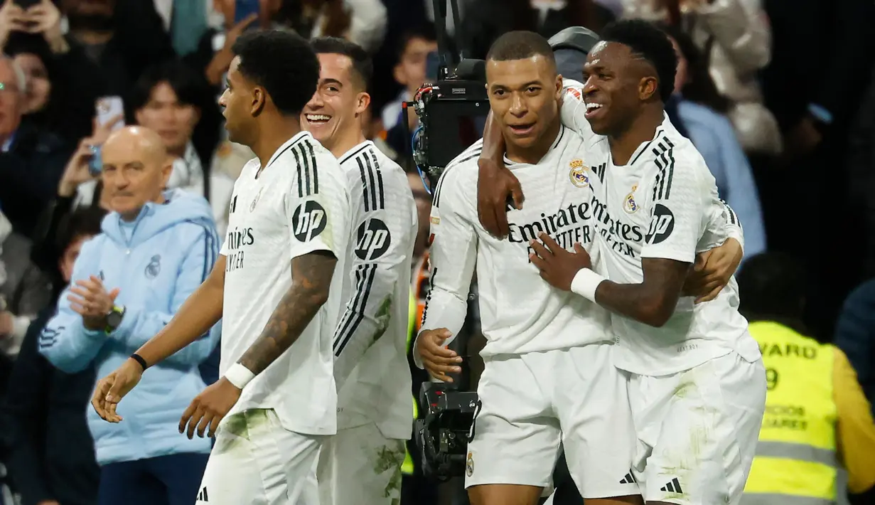 Penyerang Real Madrid, Vinicius Junior (kanan) merayakan golnya saat lanjutan Liga Spanyol 2024/2025 melawan Girona FC di Stadion Santiago Bernabeu, Madrid, 23 Februari 2025. (Pierre-Philippe MARCOU/AFP)