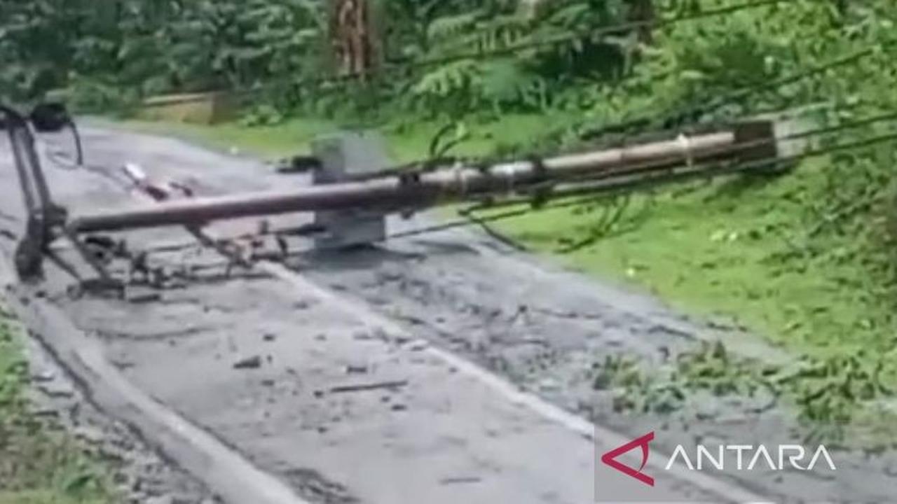 Jalur Selatan Cianjur Terputus Akibat Tiang Listrik Ambruk, Petugas Berupaya Normalisasi