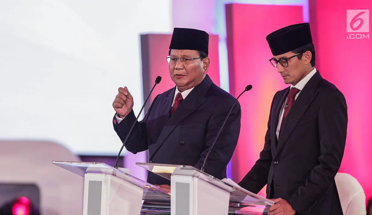 Capres dan Cawapres nomor urut 02 Prabowo Subianto-Sandiaga Uno saat Debat Capres Pilpres 2019 di Hotel Bidakara, Jakarta, Kamis (17/1). Debat perdana ini mengangkat tema hukum, hak asasi manusia, terorisme, dan korupsi. (Liputan6.com/Faizal Fanani)