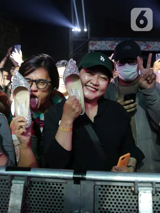 <p>Lalu seperti janjinya penyanyi Krisdayanti akhirnya memberikan sepatunya kepada penonton di bibir panggung. (Kapanlagi.com/Bambang Ekoros Purnama)</p>