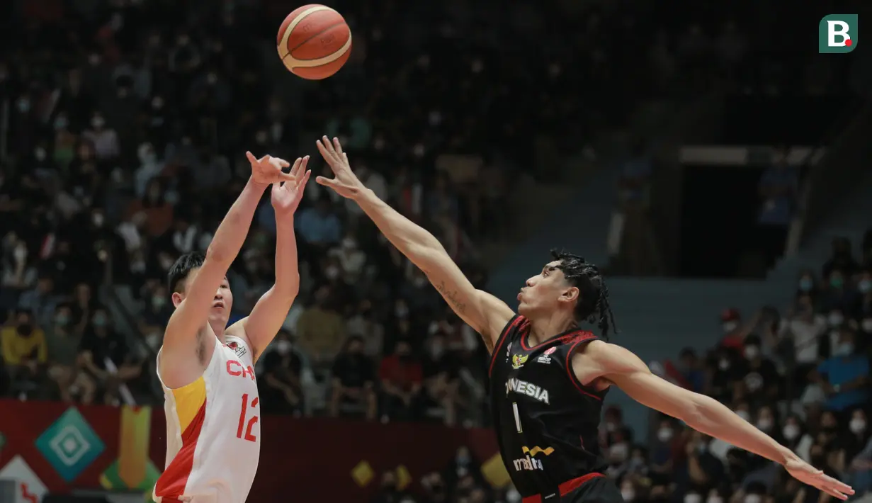 Pebasket Timnas Indonesia, Derrick Michael Xzavierro (kanan) berusaha menghalau tembakan pemain Timnas Basket China, Quan Gu saat laga playoff perempat final FIBA Asia Cup 2022 di Istora Senayan, Jakarta, Senin (18/07/2022). (Bola.com/Bagaskara Lazuardi)