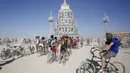 Peserta berkumpul di instalasi seni " Totem dari Confessions " selama acara The Burning Man 2015 atau " Carnival of Mirrors " di sebuah gurun pasir, Nevada ,(31/8/2015). Sekitar 70.000 orang akan hadir dalam acara ini. (REUTERS/Jim Urquhart)