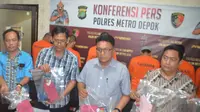 Wakasat Reskrim Polres Metro Depok, AKP Markus Simaremare saat memperlihatkan barang bukti tersangka curanmor di Polres Metro Depok. (Istimewa)
