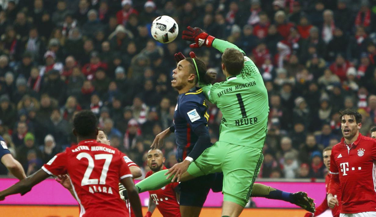Aksi Kiper Bayern Munich, Manuel Neuer menyelamatkan gawang dari serangan pemain RB Leipzig pada lanjutan Bundesliga Jerman di Stadion Allianz-Arena, (21/12/2016). Bayern menang 3-0.   (REUTERS/Michaela Rehle)
