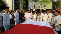Parade santri, ribuan orang bentangkan bendera sepanjang 740 meter. (Merdeka.com)