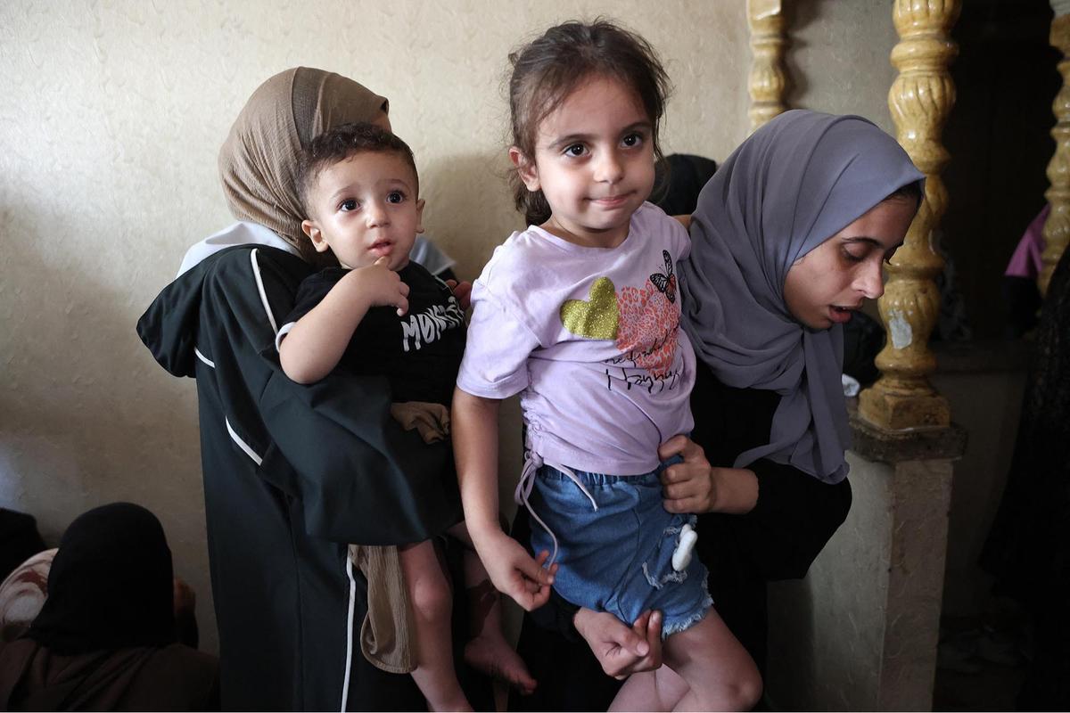 FOTO: Tangis Haru Iringi Pemakaman Lima Jurnalis Al Jazeera Korban Serangan Israel di Gaza