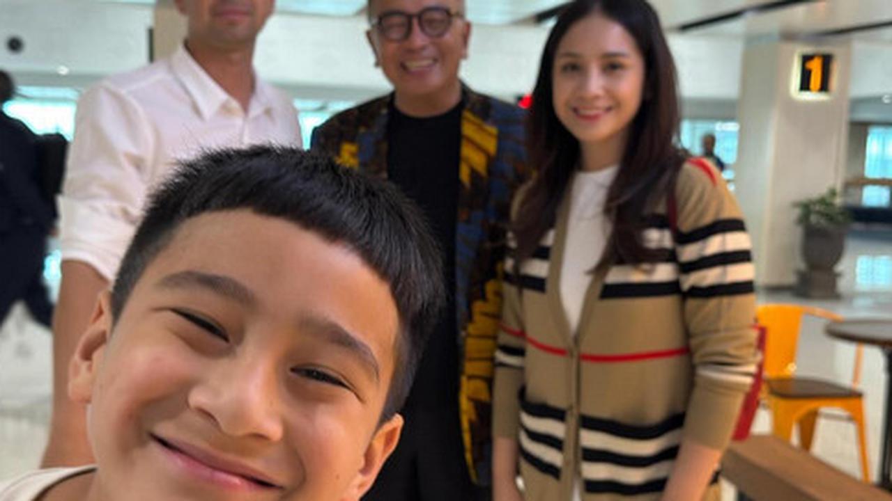 Potret Tingkah Usil Rafathar Muncul di Depan Kamera saat Raffi-Nagita Foto Bareng Helmy Yahya, Netizen 'Kulkasnya Lagi Konslet