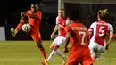 Habib Bamogo (Persija-kiri) mencoba lolos dari kawalan dua pemain Ajax Amsterdam saat berlaga di Stadion GBK Jakarta, (11/5/2014). (Liputan6.com/Helmi Fithriansyah)