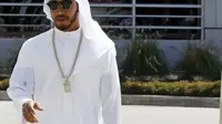 Pebalap F1, Lewis Hamilton, mengenakan pakaian tradisional Bahrain di Sirkuit Sakhir, 3 April 2016. (REUTERS/Hamad I Mohammed)