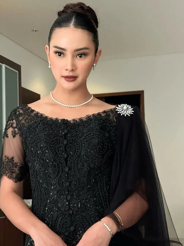 5 Inspirasi Model Kebaya Modern Ala Devina Kirana, Anggun dengan Pilihan Warna Cerah (credit: instagram/kiranadevina).