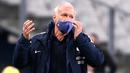 Pelatih Prancis, Didier Deschamps, memberikan arahan kepada pemainnya saat menghadapi Swedia pada laga lanjutan Grup 3 UEFA Nations League di Stade de France, Rabu (18/11/2020) dini hari WIB. Prancis menang 4-2 atas Swedia. (AFP/Franck Fife)