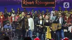 Penampilan Elek Yo Band bersama penyanyi senior Yuni Shara dan gitaris Dewa Budjana saat Konser Kebangsaan, Simfoni Insan Perhubungan, Bangkit Maju Bersama di Jakarta, Sabtu (6/8/2022). Konser Kebangsaan tersebut dalam rangka memeriahkan HUT RI ke-77 dan menyambut Hari Perhubungan Nasional (Harhubnas) ke-52, Kementerian Perhubungan. (Liputan6.com/Herman Zakharia)