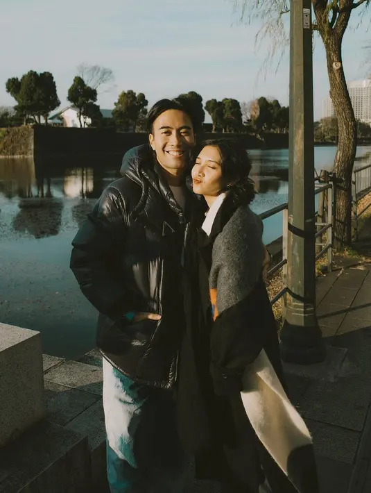 Vidi mengenakan puffy jacket dengan t-shirt dan jeans. Sedangkan Sheila Dara pilih konsep multi layered untuk outfitnya [@vidialdiano]