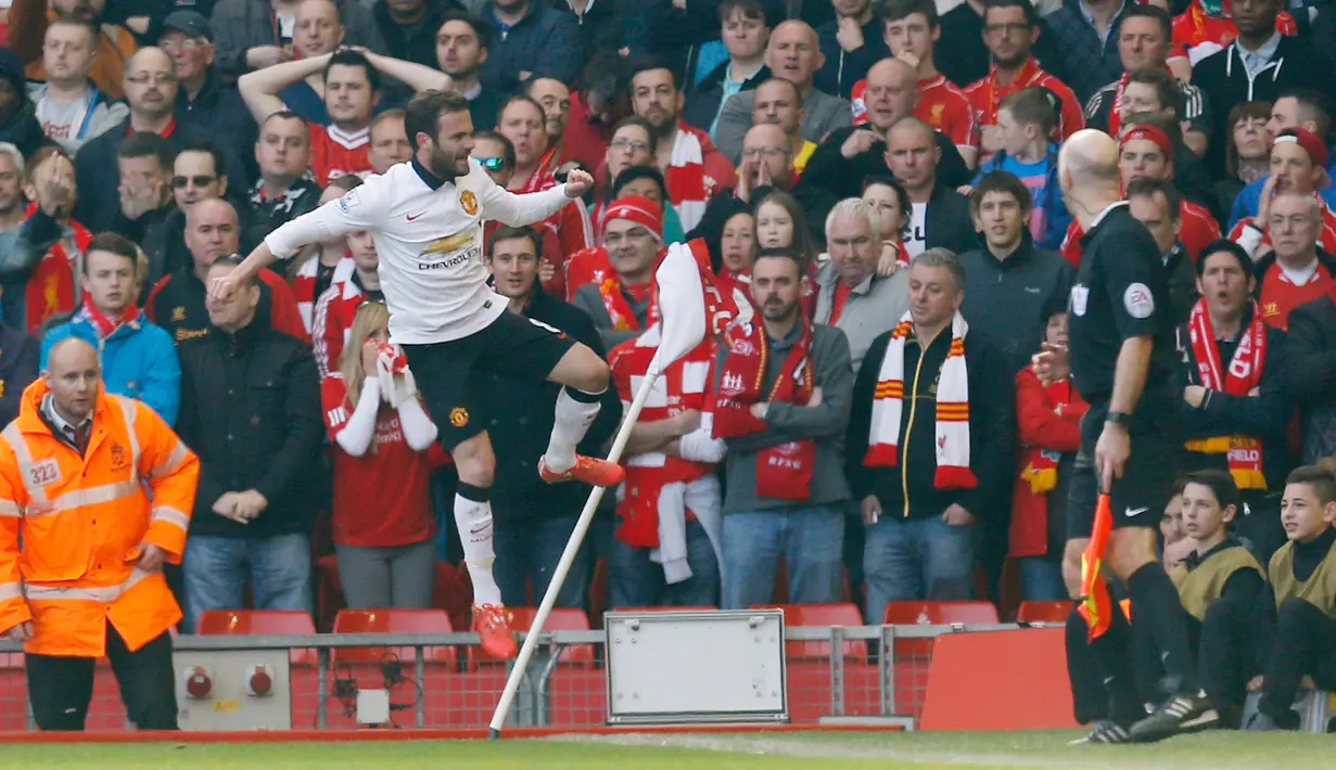 Gelandang Manchester United, Juan Mata merayakan selebrasi usai mencetak gol ke gawang Liverpool saat Laga Liga Premier Inggris di Anfield Stadium, Inggris, Minggu (22/3/2015 ). Manchester United menang 2-1 atas Liverpool. (Reuters/Carl Recine)