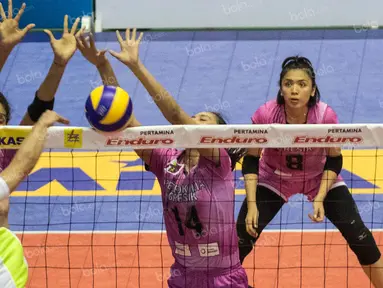 Pevoli Jakarta Pertamina Energi, Amasya Manganang, melakukan smash saat menghadapi Gresik Petrokimia pada final four seri kedua Proliga 2016 di GOR Amongrogo, Yogyakarta, Sabtu (7/5/2016). (Bola.com/Vitalis Yogi Trisna)