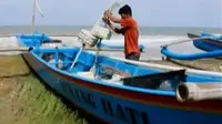 Cuaca buruk dan gelombang tinggi mengancam kehidupan para nelayan, juga membuat nelayan takut melaut.