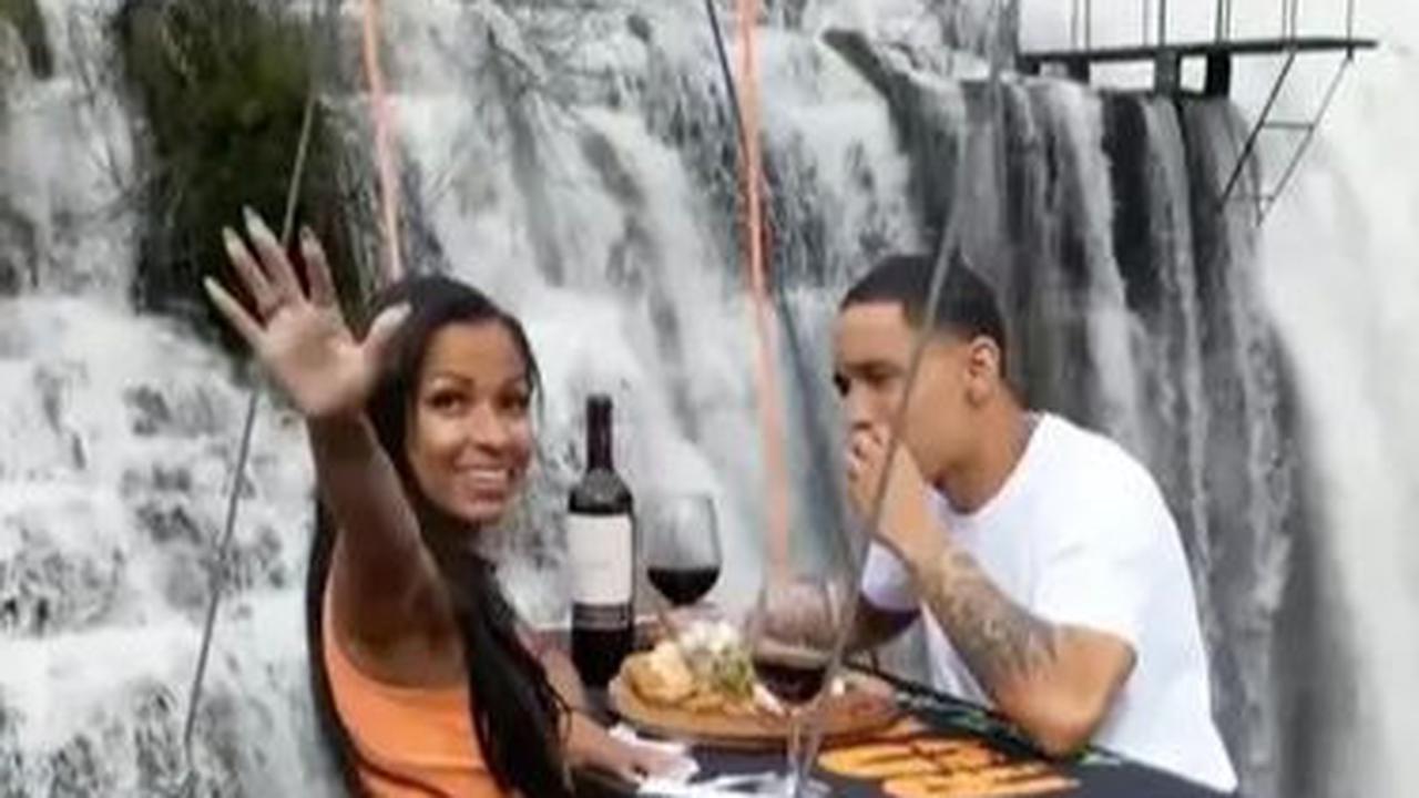 Makan Sambil Menggantung di Atas Air Terjun<br>