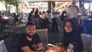 "Bantuin istri ikat tali sepatu yg dimana istri untuk nunduk aja susah apalagi jongkok utk ikat tali sepatu." Tulis Wisnu sebagai keterangan foto yang diunggah pada 23 Februari 2018. (Instagram/teukuwisnu)
