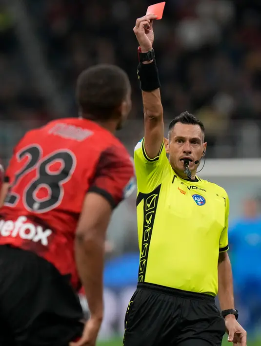 Bermain di depan pendukung sendiri, AC Milan langsung menekan pertahanan Juventus sejak awal laga. Mereka kerap merepotkan pemain belakang lawan lewat akselerasi Rafael Leao. (AP Photo/Luca Bruno)