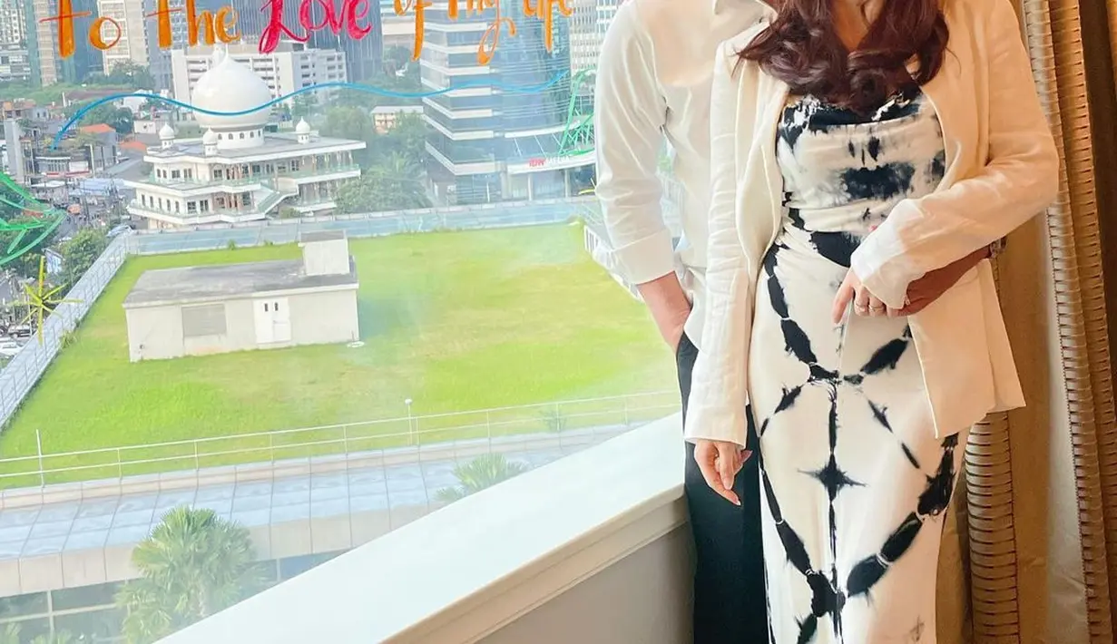 <p>Beberapa tahun setelah bercerai, Teuku Rafly Pasya menikah dengan perempuan asal Makassar bernama Nurah Syahfirah. Sejak menikah pada 2013, mereka tetap romantis hingga kini. (Foto: Instagram/nourahsheivirah)</p>