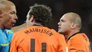 Wasit Howard Webb (kiri) adu argumen dengan bek Belanda Joris Mathijsen (tengah) dan gelandang Wesley Sneijder di laga final PD 2010 yang digelar di Soccer City Stadium, Johannesburg, 11 Juli 2010. AFP PHOTO / PEDRO UGARTE 
