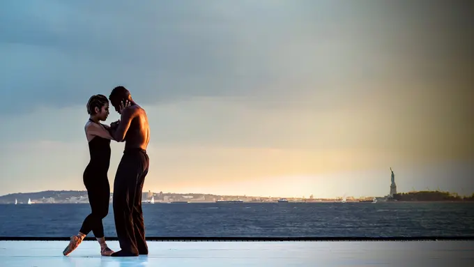 3 Perilaku Menyebalkan Orang-orang Saat Jatuh Cinta