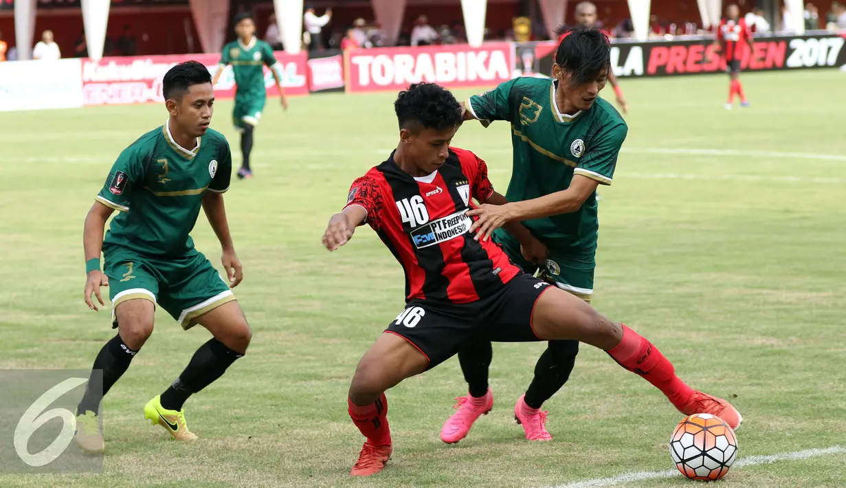 Penyerang Persipura, Osvaldo Ardiles Haay (tengah) berusaha mengecoh dua pemain PSS Sleman saat laga pembuka turnamen Piala Presiden 2017 di Stadion Maguwoharjo, Sleman, Sabtu (4/2). Laga berakhir imbang 0-0. (Liputan6.com/Helmi Fithriansyah)