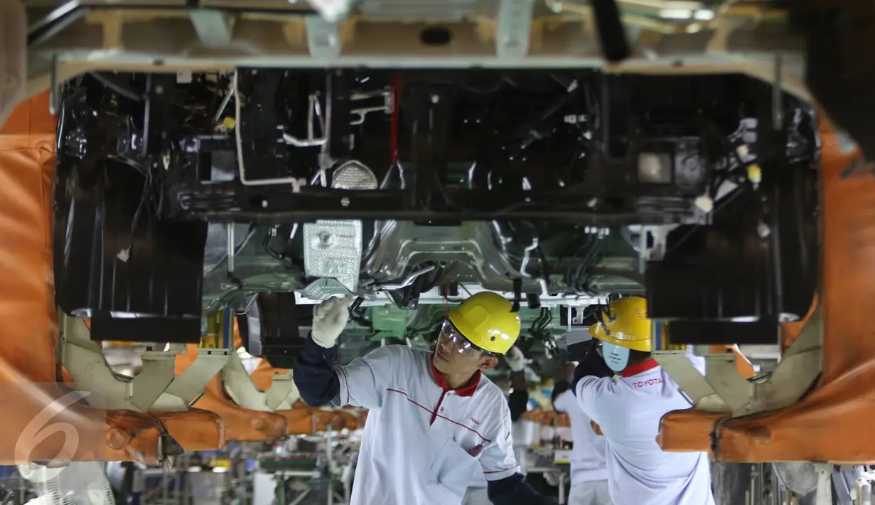 Penjualan mobil produksi Indonesia ke negara tetangga menurun empat persen pada tahun 2016, ketimbang 2015, Jawa Barat, Kamis (23/2).  (Liputan6.com/Immanuel Antonius)
