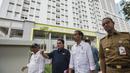Presiden Indonesia, Joko Widodo, memantau kesiapan Wisma Atlet di Kemayoran, Jakarta, Senin (26/2/2018). Lokasi ini akan dijadikan tempat tinggal para atlet pada ajang Asian Games 2018. (Bola.com/Vitalis Yogi Trisna)