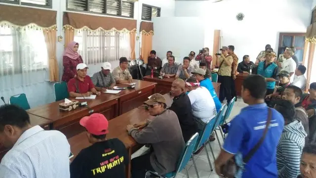 Wakil demonstran Pilkades e-Voting dari 12 desa di Pemalang beraudiensi dengan DPRD dan pejabat Pemkab Pemalang di kantor DRPD Pemalang.  (Foto: Liputan6.com/Polres Pemalang/Muhamad Ridlo).