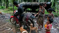 Suku Anak Dalam Jambi berburu babi hutan. (Dok: KKI Warsi/Liputan6.com/B Santoso)