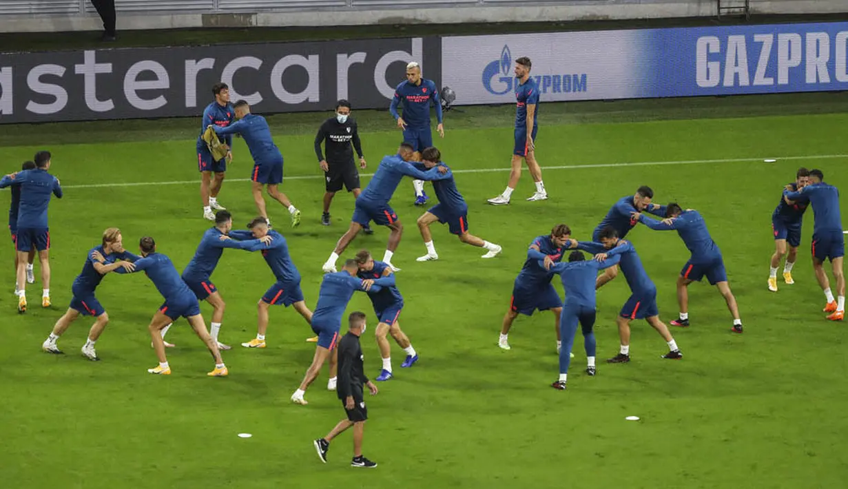Para pemain Sevilla melakukan latihan jelang laga Piala Super Eropa di Puskas Arena, Hungaria, Kamis (24/9/2020). Sevilla akan berhadapan dengan Bayern Munchen. (Laszlo Szirtesi/Pool via AP)