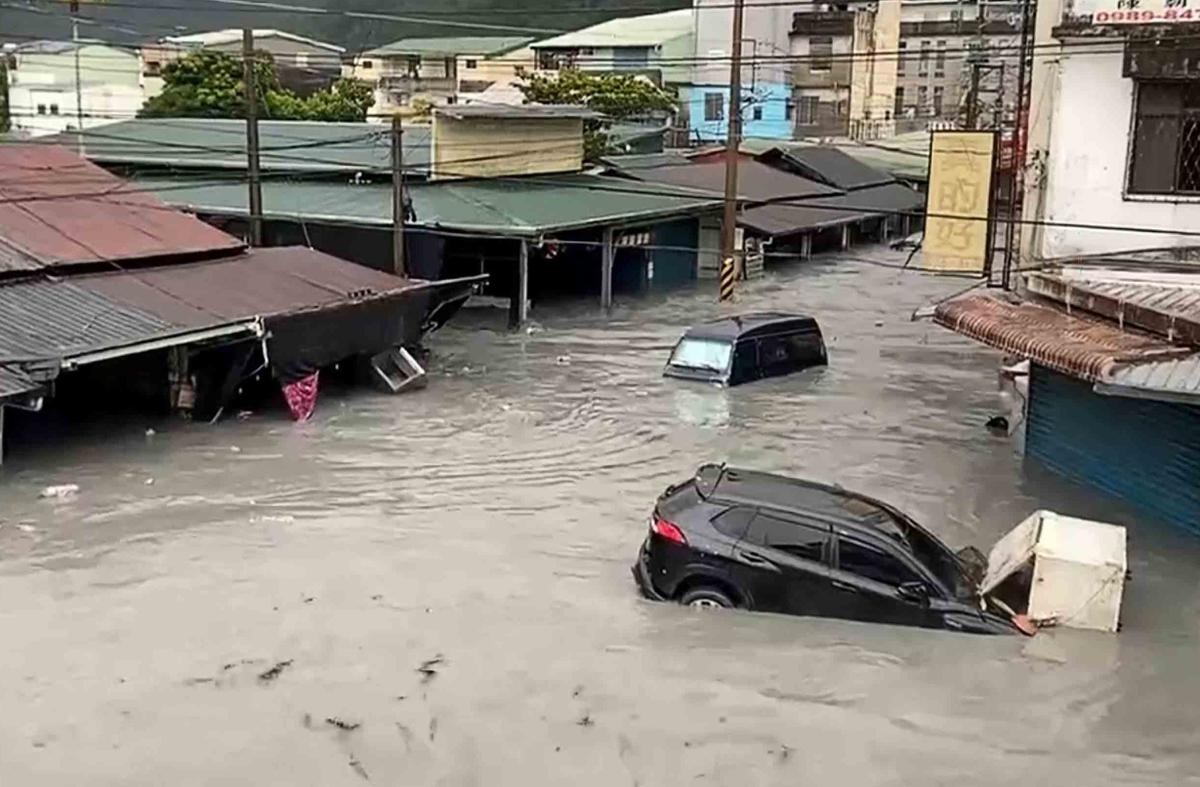 FOTO: Topan Ragasa Picu Jebolnya Danau di Hualien Taiwan, 14 Tewas dan 129 Hilang