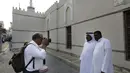 Warga Saudi berpose untuk pengunjung Jerman di depan masjid bersejarah Al Shaf'i di Kota Tua Jeddah, Arab Saudi (8/11/2021). Merunut sejarah, di sini dulu jemaah haji dari seluruh dunia menginjakkan kaki saat pertama kali menuju Tanah Suci. (AP Photo/Amr Nabil)