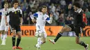 Gelandang Israel, Sheran Yeini (tengah) berusaha melewati dua pemain belgia pada kualifikasi Piala Eropa 2016 di Teddi Malcha Stadium, Jerusalem,Rabu (1/4/2015). Belgia menang 1-0 melawan Israel. (AFP PHOTO/Jack Guez)