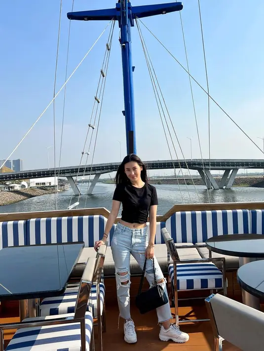 Hingga kini belum diketahui kabar Karen Vendela dan Boy William dalam menyongsong pernikahan. Terlepas dari itu, wanita berdarh Tionghoa ini selalu tampil memukau mencuri perhatian. (Liputan6.com/IG/@karbearv).