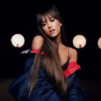 Video klip Everyday dari Ariana Grande tuai kontroversi karena adegan vulgar di depan umum.
