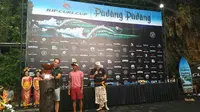 Ajang Rip Curl Cup 2017 resmi dibuka, Minggu (9/7/2017), sekaligus menjadi tanda para peselancar memulai kompetisi menaklukkan ombak di Pantai Padang Padang, Bali. (Bola.com/Andhika Putra)