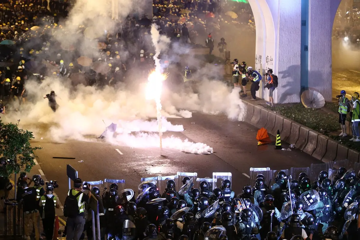 Bentrok polisi dan demonstran anti pemerintah Hong Kong (AP/Lo Kwanho)